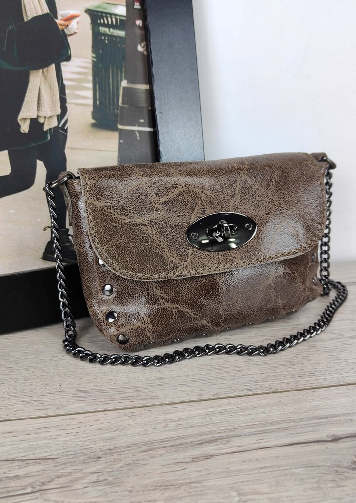 τσαντα-δερματινη-κουμπωμα-αλυσιδα