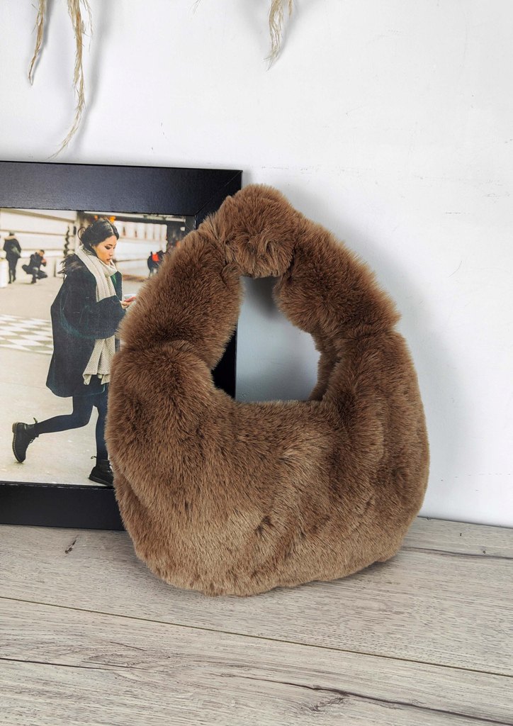 τσαντα-χειροσ-γουνα-κομποσ